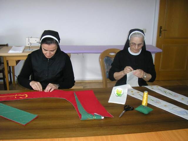 Sestre pripremaju štole za euharistijsko slavlje s papom Franjom
