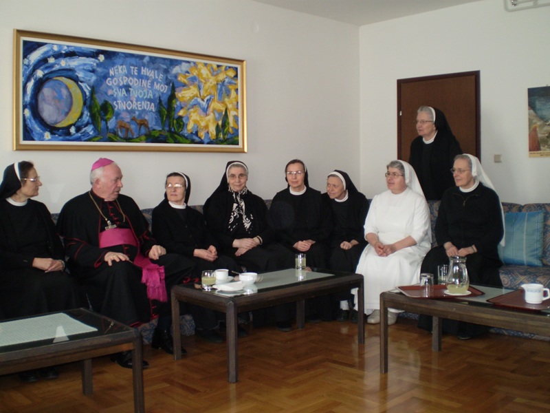 Biskup Jezerinac kod sestara u Držićevoj
