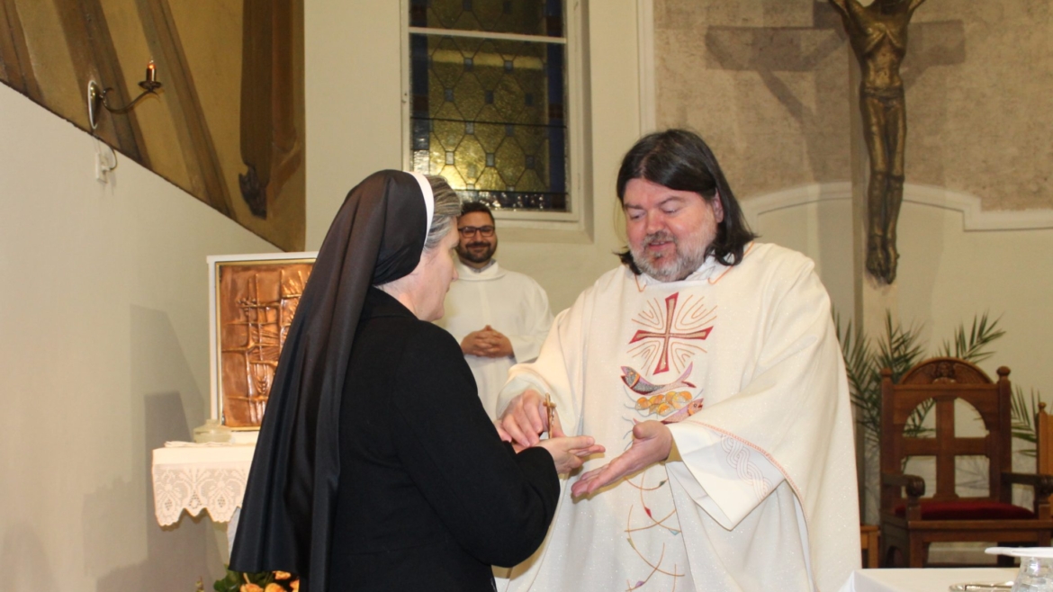 Sestra Kata Karadža primila misijski križ
