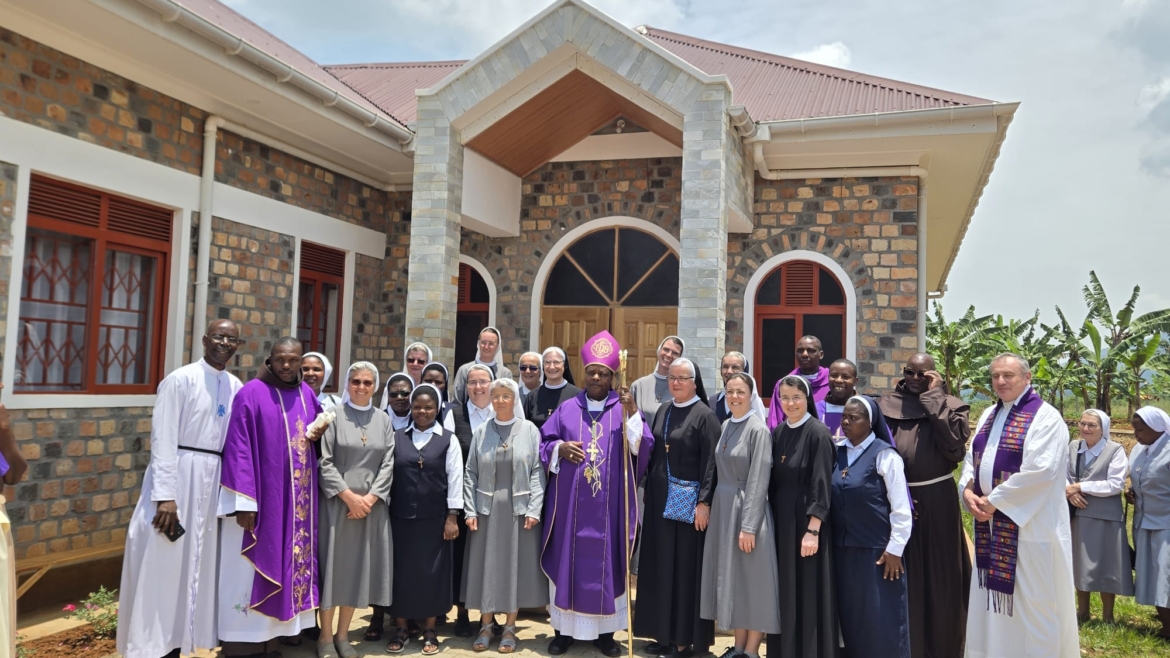 Blagoslov Kuće odgoja i Osnovne škole sv. Klare u Rwentobu (Uganda)